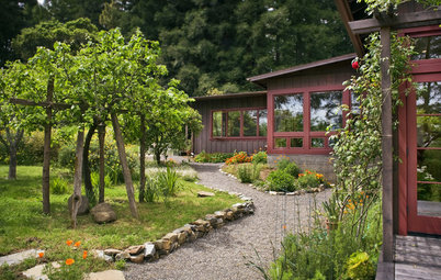 Houzz Tour: Designed for Harmony with the Land