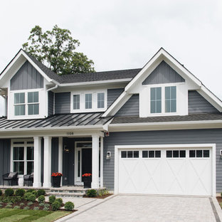 Zweistöckiges, Graues Country Einfamilienhaus mit Mix-Fassade, Satteldach und Schindeldach in Chicago
