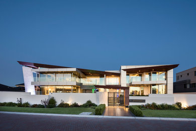 Diseño de fachada gris moderna extra grande de dos plantas con revestimiento de metal y tejado plano
