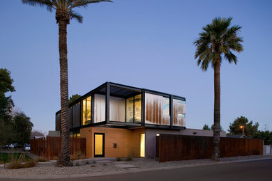 Свежая идея для дизайна: двухэтажный, серый дом среднего размера в стиле модернизм с комбинированной облицовкой и плоской крышей - отличное фото интерьера