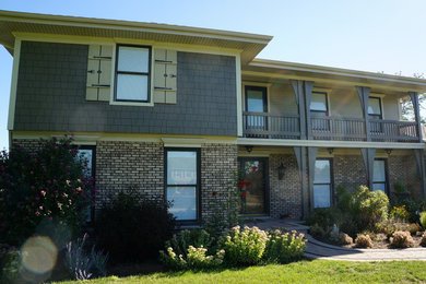Exemple d'une façade de maison beige tendance en panneau de béton fibré de taille moyenne et à un étage.