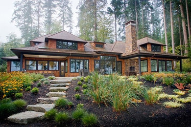 シアトルにある高級なトランジショナルスタイルのおしゃれな家の外観の写真