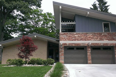 Mid-century modern exterior home idea in Indianapolis