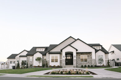 Diseño de fachada de casa blanca de estilo americano grande de dos plantas con revestimientos combinados, tejado a cuatro aguas y tejado de teja de madera