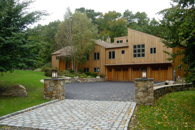 Exemple d'une grande façade de maison beige moderne en bois à un étage avec un toit en appentis.