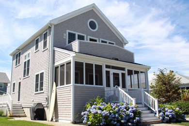 Diseño de fachada de casa gris marinera grande de dos plantas con revestimiento de madera, tejado a dos aguas y tejado de teja de madera