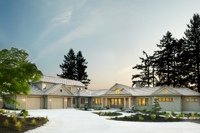 Imagen de fachada de casa beige tradicional grande de dos plantas con revestimiento de madera y tejado de teja de madera