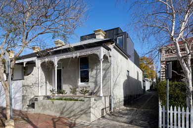 На фото: маленький, двухэтажный, серый частный загородный дом в современном стиле с облицовкой из металла и металлической крышей для на участке и в саду