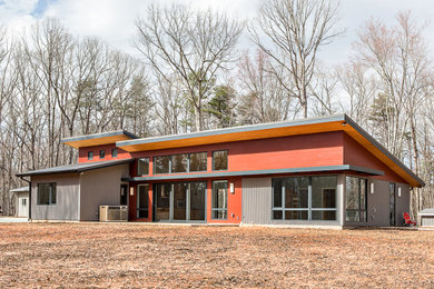 Idéer för mellanstora funkis flerfärgade hus, med allt i ett plan, blandad fasad, pulpettak och tak i metall