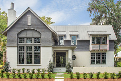 Zweistöckiges Klassisches Einfamilienhaus mit Mix-Fassade, Satteldach, Blechdach, beiger Fassadenfarbe und Dachgaube in Atlanta