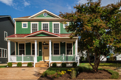 Exemple d'une grande façade de maison verte tendance en panneau de béton fibré à un étage avec un toit à deux pans.