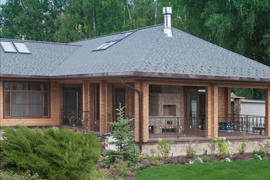 На фото: деревянный, бежевый дом среднего размера в современном стиле с разными уровнями с