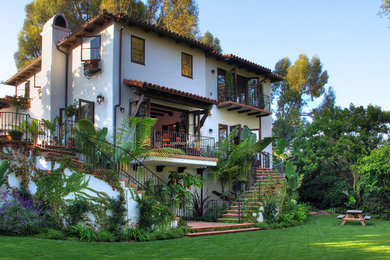 Ispirazione per la facciata di una casa mediterranea a due piani di medie dimensioni con terreno in pendenza