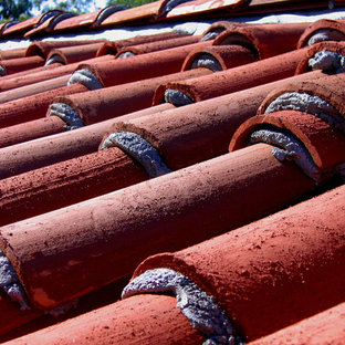 Mittelgroßes, Einstöckiges, Weißes Mediterranes Einfamilienhaus mit Putzfassade, Halbwalmdach und Ziegeldach in Santa Barbara