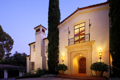 ロサンゼルスにある地中海スタイルのおしゃれな二階建ての家の写真