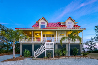 他の地域にある高級なビーチスタイルのおしゃれな家の外観 (コンクリート繊維板サイディング) の写真