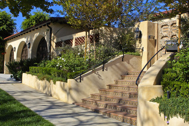ロサンゼルスにある地中海スタイルのおしゃれな二階建ての家 (漆喰サイディング) の写真