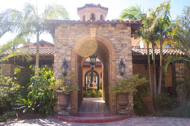 Geräumiges, Dreistöckiges Mediterranes Einfamilienhaus mit Steinfassade, beiger Fassadenfarbe, Satteldach und Schindeldach in Orange County