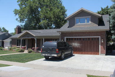 Cette photo montre une façade de maison verte chic avec un revêtement mixte et un toit à deux pans.