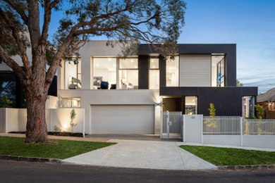 Diseño de fachada de casa multicolor actual extra grande de dos plantas con revestimientos combinados y tejado plano