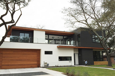 Стильный дизайн: двухэтажный, белый дом среднего размера в современном стиле с облицовкой из металла - последний тренд