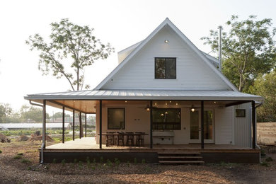 Immagine della facciata di una casa fienile ristrutturato country con rivestimento in legno