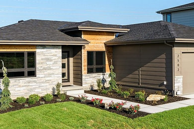 Diseño de fachada de casa marrón tradicional renovada grande de una planta con revestimientos combinados, tejado a cuatro aguas y tejado de teja de madera