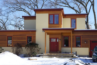 Modern inredning av ett mellanstort flerfärgat hus, med två våningar, blandad fasad och valmat tak