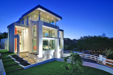 Inspiration pour une façade de maison design à deux étages et plus.