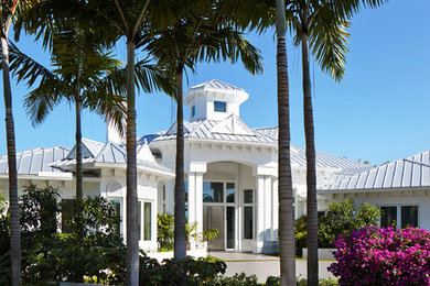 マイアミにあるトロピカルスタイルのおしゃれな家の外観の写真