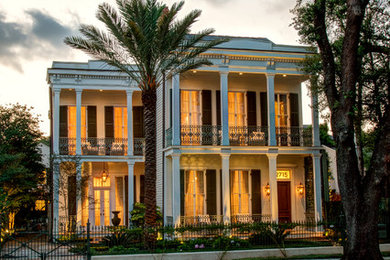 Foto de fachada de casa blanca clásica de dos plantas con revestimiento de madera
