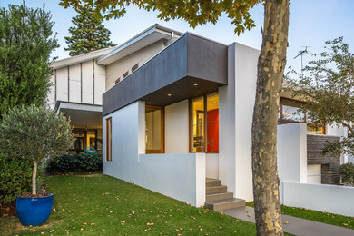 Пример оригинального дизайна: двухэтажный дом в стиле модернизм