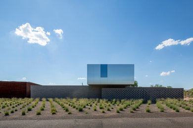 Foto de fachada gris minimalista de tamaño medio de dos plantas con revestimiento de metal y tejado plano