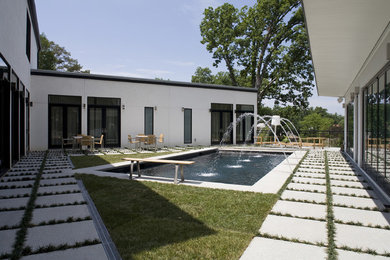 Идея дизайна: одноэтажный, белый дом среднего размера в современном стиле с облицовкой из цементной штукатурки и плоской крышей