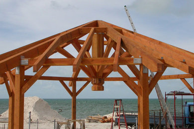 Modelo de fachada marinera grande con revestimiento de madera