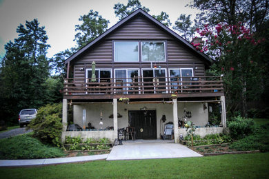 Стильный дизайн: трехэтажный, коричневый, деревянный частный загородный дом среднего размера в стиле рустика с двускатной крышей - последний тренд