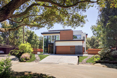 Foto de fachada de casa blanca moderna grande de dos plantas con revestimientos combinados y tejado plano