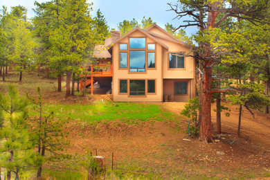 Diseño de fachada de casa marrón rural de tamaño medio de dos plantas con revestimiento de estuco, tejado a dos aguas y tejado de teja de madera