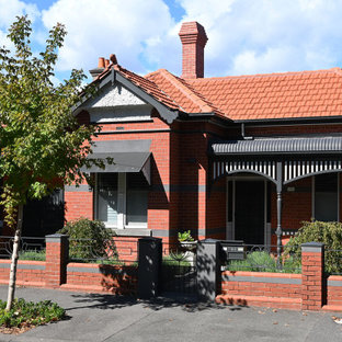 Mittelgroßes, Einstöckiges, Rotes Klassisches Einfamilienhaus mit Backsteinfassade, Walmdach und Ziegeldach in Melbourne