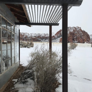Imagen de fachada de casa bohemia con revestimiento de metal, tejado a dos aguas y tejado de metal