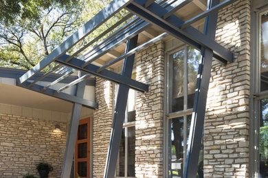 Example of a mid-century modern exterior home design in Austin