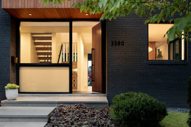 ワシントンD.C.にあるミッドセンチュリースタイルのおしゃれな家の外観の写真