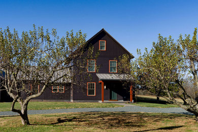 Großes, Dreistöckiges Landhausstil Einfamilienhaus mit Faserzement-Fassade, schwarzer Fassadenfarbe und Blechdach in New York