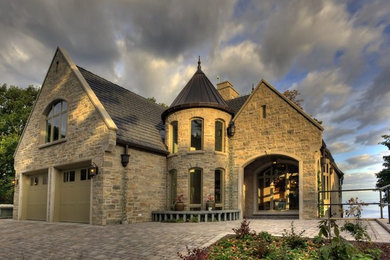 Exemple d'une façade de maison marron victorienne en pierre de taille moyenne et à un étage avec un toit à deux pans et un toit en shingle.