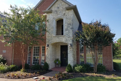 Photo of a two floor detached house in Dallas.