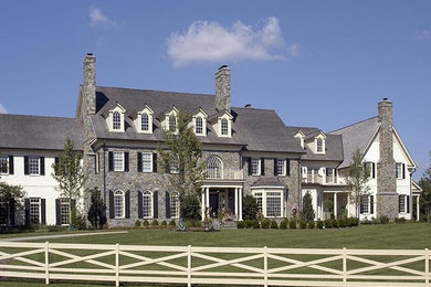 ワシントンD.C.にあるラグジュアリーな巨大なトラディショナルスタイルのおしゃれな家の外観 (石材サイディング) の写真