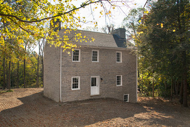 Ejemplo de fachada gris de estilo de casa de campo de tamaño medio de dos plantas con revestimiento de piedra