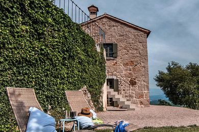 他の地域にあるラグジュアリーな中くらいな地中海スタイルのおしゃれな家の外観 (石材サイディング) の写真