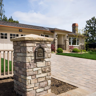 Diseño de fachada de casa beige, de estilo americano, grande, de una planta, con revestimiento de estuco, tejado a dos aguas y tejado de teja de madera