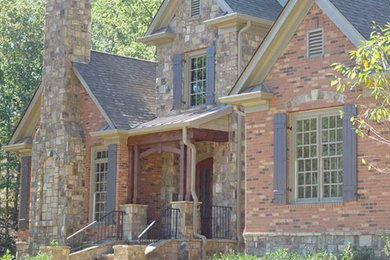 Idée de décoration pour une façade de maison tradition.